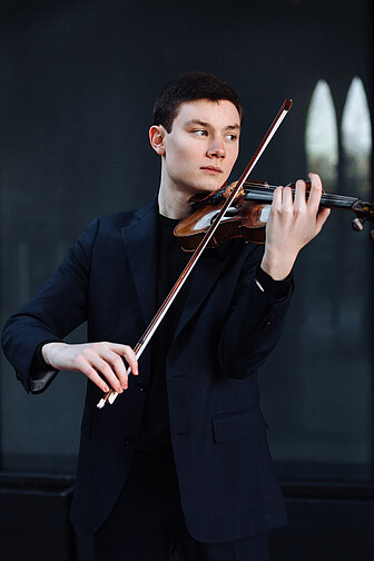 Oliver Neubauer - violin